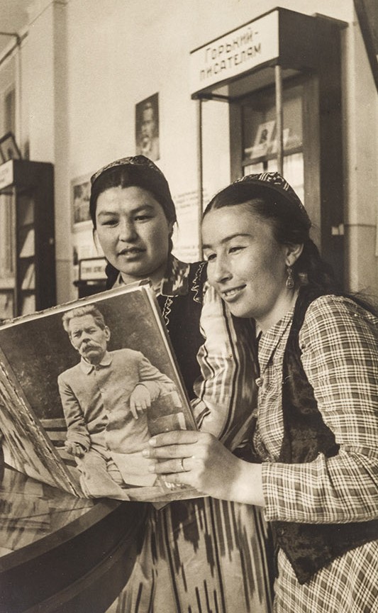 Картина Пенсон М.З. Читают Горького. 1950-е гг. Авторский винтажный фотоотпечаток.