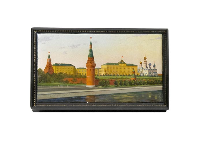 Box with a picture of the Kremlin.