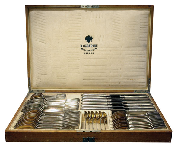 Table set of 60 pieces (12 tablespoons, 12 table knives, 12 table forks, 12 dessert spoons, 12 teaspoons).